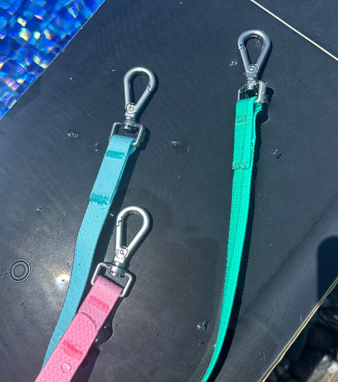 Doggu Sport Club waterproof dog leashes in pink and blue, showing the matte zinc alloy snap hooks